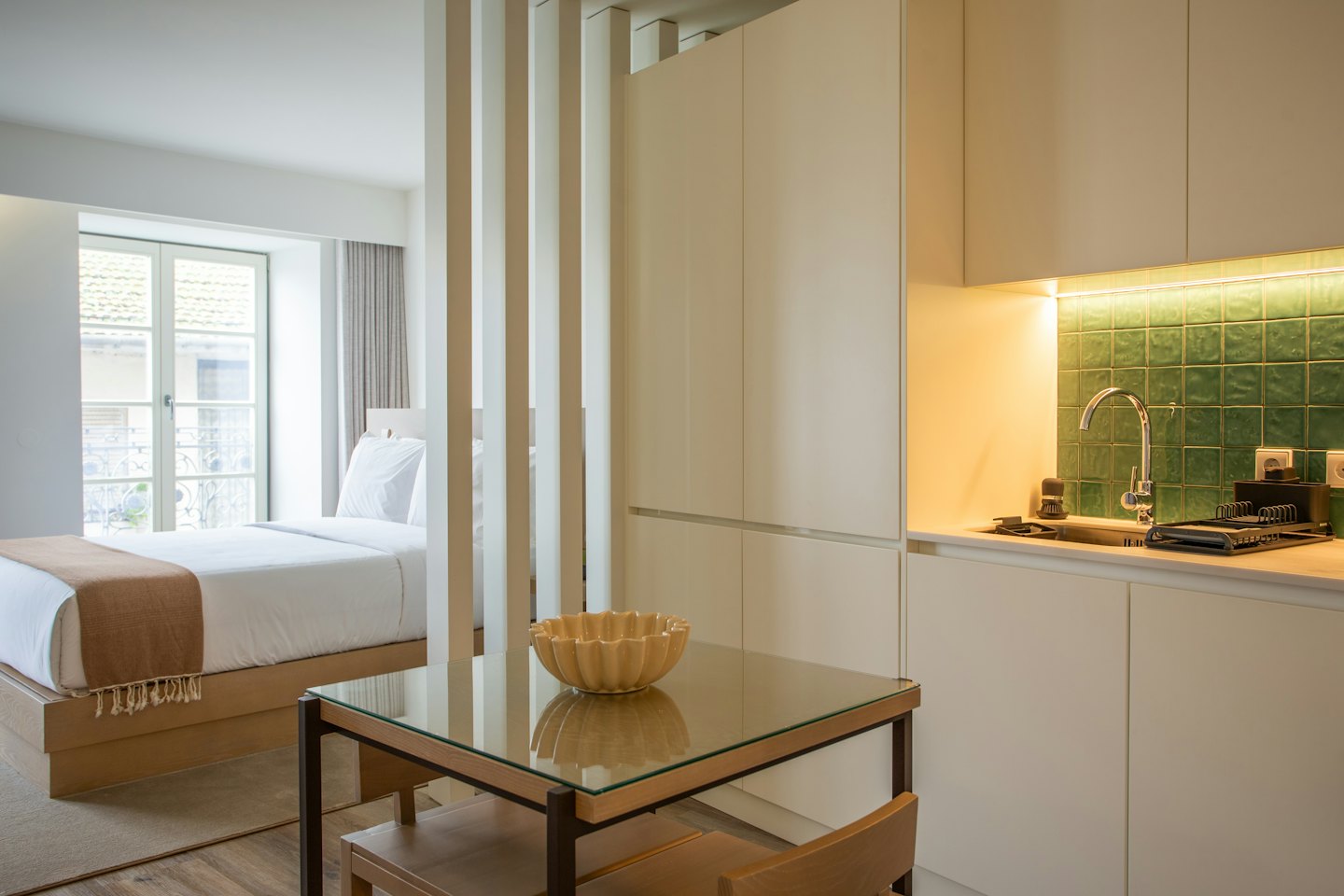 Moderný apartmán v štúdiu s jedálenským kútom a kuchynkou.